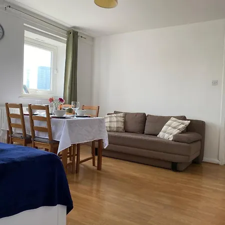 Comfy Entire Flat With City View Balcony In Regents Park, Camden, Central London